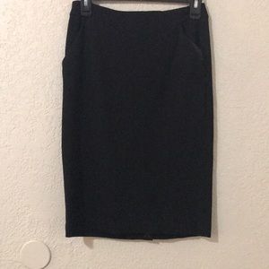 Hardly worn black pencil skirt WITH POCKETS